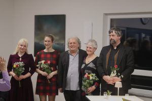 Stefan Bohl posiert in einem Gruppenfoto bei seiner Vernissage