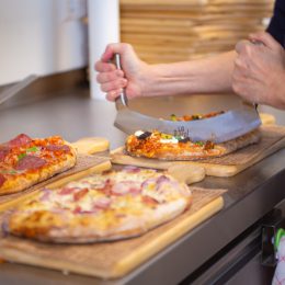 Pinsa wird im Café Panorama zubereitet