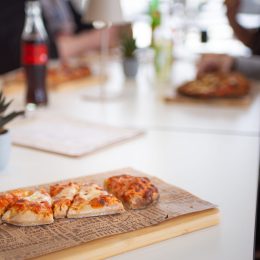 Herzhafte Pinsa genießen im Café Panorama