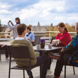 Gäste genießen die Atmosphäre auf der Terasse im Café Panorama Denzlingen