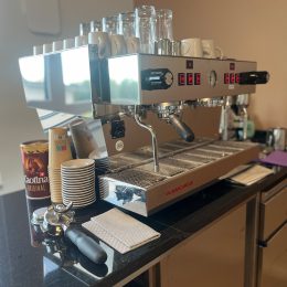 Die hochwertige Siebträgermaschine macht aromatischen Espresso